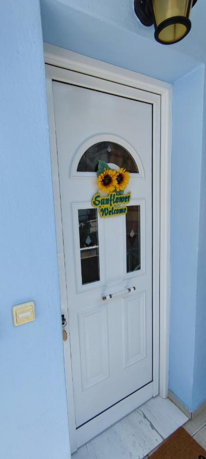 Sunflower Apartment Néa Péramos Buitenkant foto